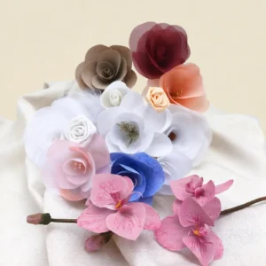 Arreglos florales para boda en Mendoza con rosas y flores artesanales sobre base de madera